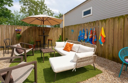 Tulane - Gravier House | Spacious Retreat by FQ | Mini-Pool | EV Parking, | Parking | Patio | Laundry | 1GB Wifi | Parkview |