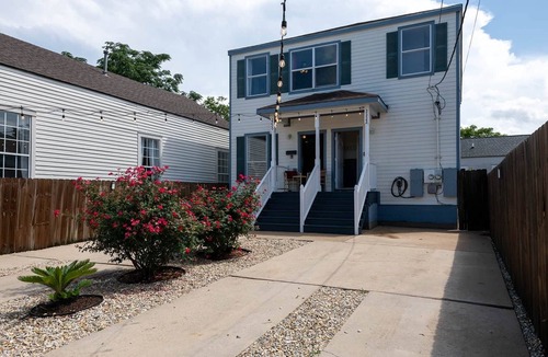 Tulane - Gravier House | Spacious Retreat by FQ | Mini-Pool | EV Parking, | Parking | Patio | Laundry | 1GB Wifi | Parkview |