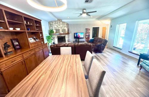 Beaumont House | Spacious Retro 2BR 3BA In Quiet Neighborhood