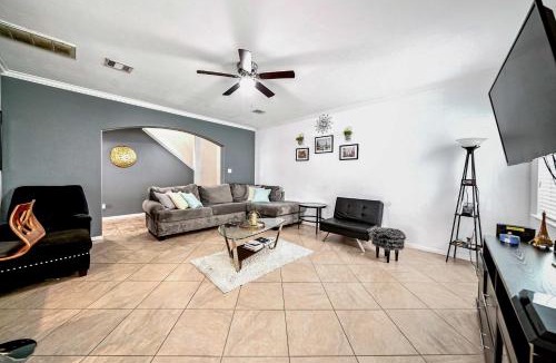 Fairbanks House | Spacious Stay at a Houston Getaway w/Fireplace!