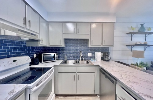 El Centro Beach House | Spacious Townhome with allocated parking spot, 3 min walk to the beach! Pool!