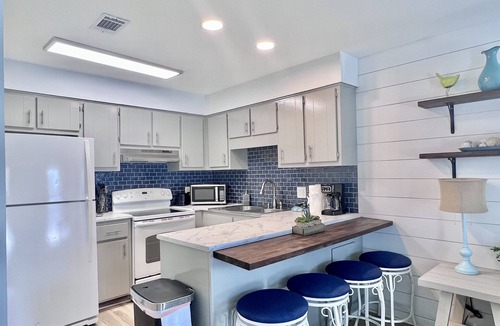El Centro Beach House | Spacious Townhome with allocated parking spot, 3 min walk to the beach! Pool!