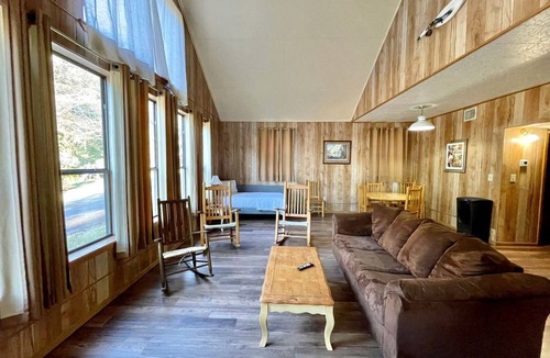 Zwolle Cabin | Spacious Triplex Cabin with Lake Views and Fishing Pier Near Zwolle, Louisiana