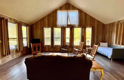 Zwolle Cabin | Spacious Triplex Cabin with Lake Views and Fishing Pier Near Zwolle, Louisiana