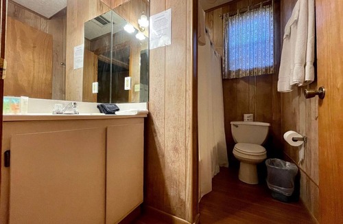 Zwolle Cabin | Spacious Triplex Cabin with Lake Views and Fishing Pier Near Zwolle, Louisiana