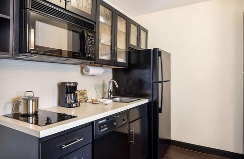 Far North Dallas Apartment | Spacious Unit with Fully-equipped Kitchen, Pets Allowed, Onsite Parking