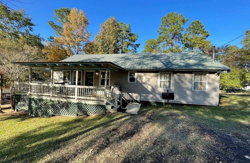 Zwolle Cabin | Spacious Waterfront Cabin Overlooking Private Pond near Zwolle, Louisiana