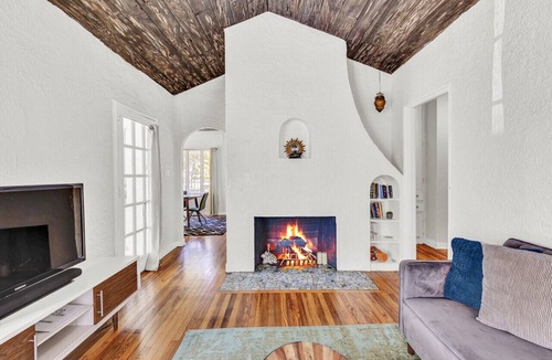 Kingston Cottage | Spanish Beach Bungalow Mainhouse