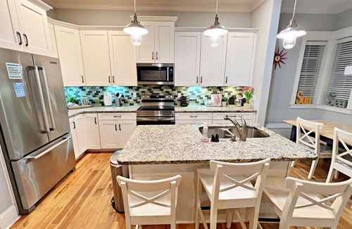 Lakeside at Blue Mountain Beach House | Spend fall at the Beach- 2 Primary Suites- Close to restaurants & shopping