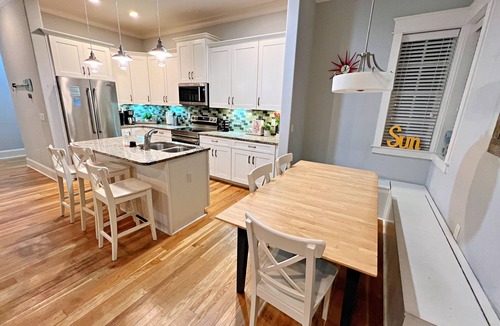 Lakeside at Blue Mountain Beach House | Spend fall at the Beach- 2 Primary Suites- Close to restaurants & shopping