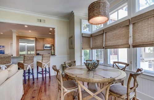 Beach District Condo | Spend Fall by the Beach! Beachside! Close to it all! Screened-in Porch!