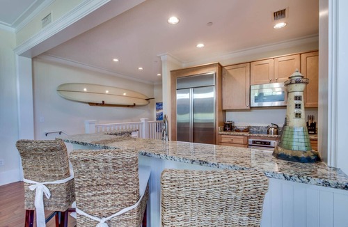 Beach District Condo | Spend Fall by the Beach! Beachside! Close to it all! Screened-in Porch!