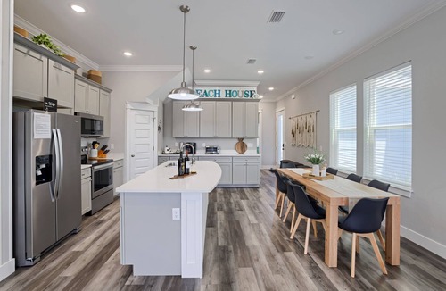 Holiday Beach House | Spring Break, Sunset Deck, Gameroom, 1 block to beach, Sleeps 17, gas grill