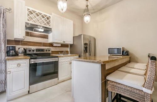 Faubourg Lafayette Apartment | St Charles Spacious Condo in the Heart of the City