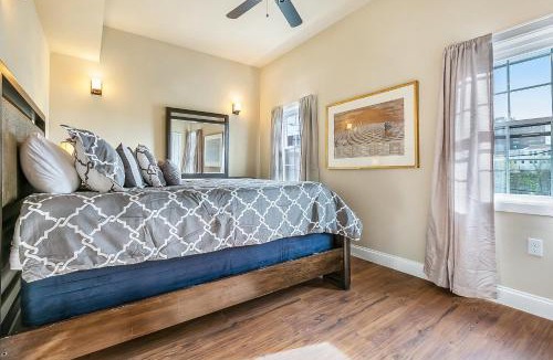 Faubourg Lafayette Apartment | St Charles Spacious Condo in the Heart of the City