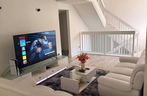 Plantation Apartment | Stay close to shopping paradise! Apartment near Sawgrass and Hardrock stadium