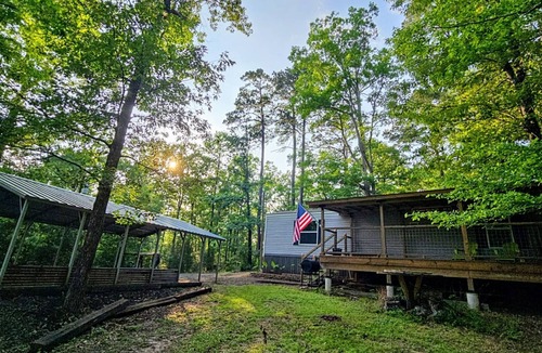 Hemphill House | Stay minutes from the Indian Mounds and White Oak launches in comfort.
