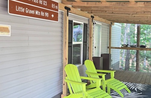 Hemphill House | Stay minutes from the Indian Mounds and White Oak launches in comfort.