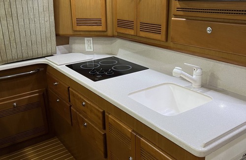 Northeast Pensacola Boat Rental | Stay on a luxurious yacht, a nature lover’s dream. Experience tranquility.