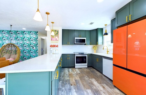 Fort Bay House | Steps away from private beach. Kids swings & beach supplies