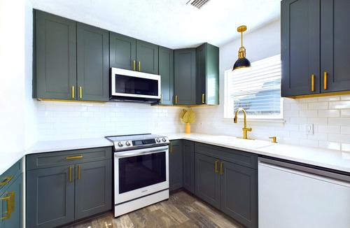 Fort Bay House | Steps away from private beach. Kids swings & beach supplies