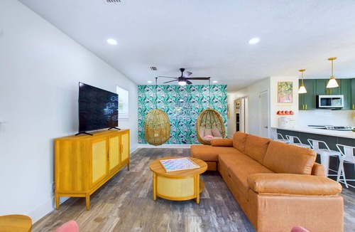 Fort Bay House | Steps away from private beach. Kids swings & beach supplies