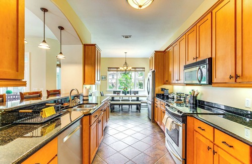 Navarre Cottage | Steps to Bay: Tranquil Navarre Retreat w/Balcony