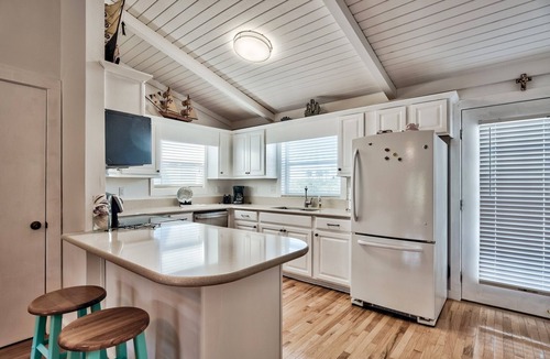 Seacrest House | Steps to Beach. Walk to Alys/Rosemary! 2 Balconies