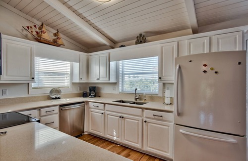 Seacrest House | Steps to Beach. Walk to Alys/Rosemary! 2 Balconies