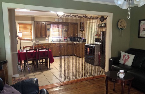 Breaux Bridge House | Steve & Katie Riley Guest House, Breaux Bridge, 2 Bd, 1.5 Ba. Welcome! Sleeps 6