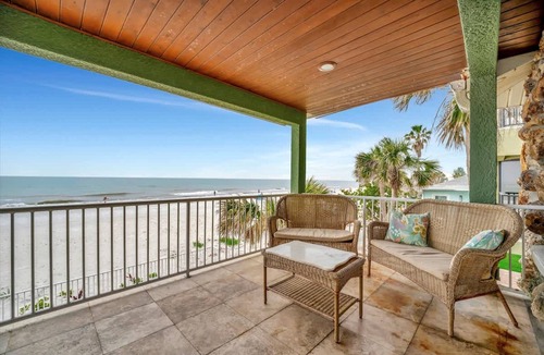 Independence Square Apartment | Stones Throw Beachfront Premier Suite 4 Views