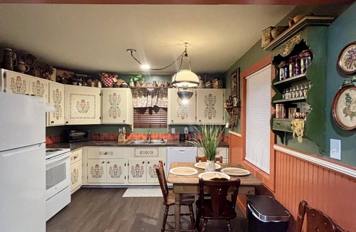 Hattiesburg Cottage | Storybook Cottage Near Downtown Hattiesburg-Family Friendly