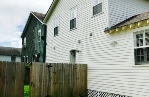 Milan Apartment | Studio in Uptown New Orleans; private entrance, parking, pets ok.