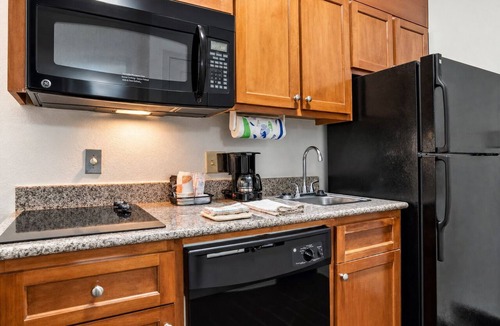 Denham Springs Hotel | Studio w/Kitchenette Near Antique Village & South Park Splash Pad