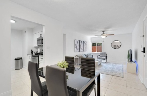 SoHo Apartment | Stunning Bayshore Suite With Resort Style Pool, Gym, Free Parking and Much More