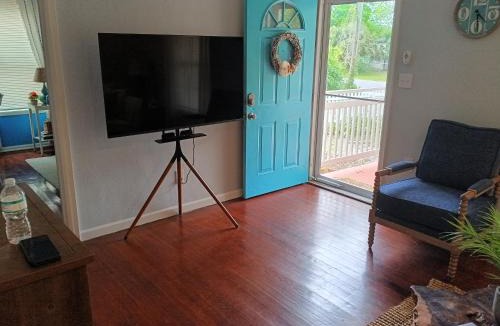 Warrington House | Stunning bright airy cottage minutes from Navy Base family friendly pet friendly no pet deposit