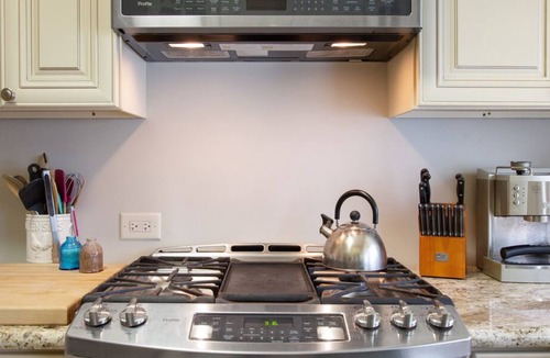 Milan Apartment | STUNNING GETAWAY ★ CHEF'S KITCHEN ★ NEAR STREETCAR