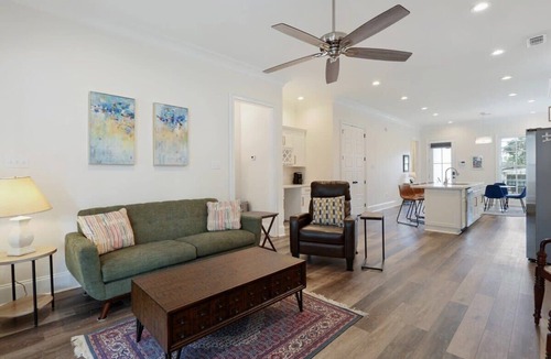 Leonidas House | Stunning Luxury Home 2 Blocks From Streetcar!
