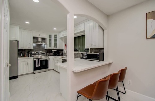 Houston House | Stunning Modern Dream Home, 5-BD, Sleeps 14