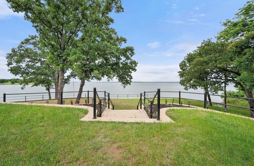 Streetman House | Stunning, New Lakefront Home with Private Boat Ramp
