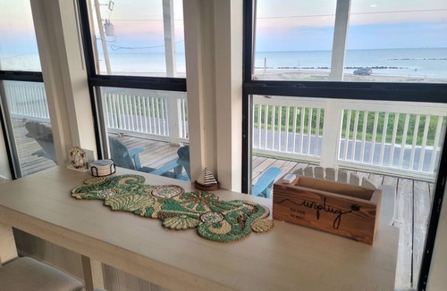 Lakeview  Jefferson County House | Stunning Oceanfront Beach House near Holly Beach w/balcony & awesome beach decor