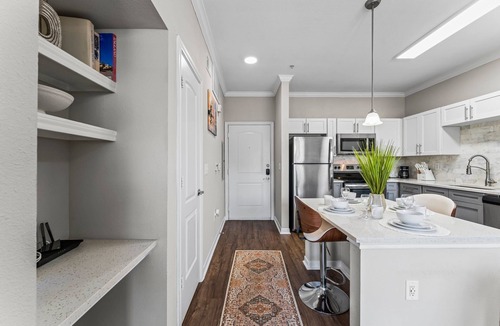 Alden Bridge Apartment | Stylish 1BR Minutes to The Woodlands TX