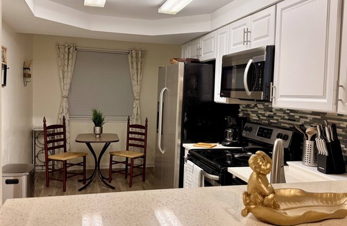 Southside House | Stylish 2BR Townhouse - Near Hospitals, Dining & Hwy