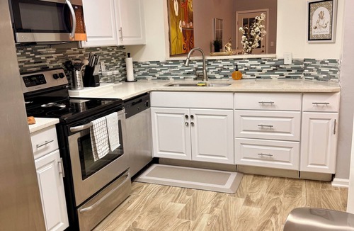 Southside House | Stylish 2BR Townhouse - Near Hospitals, Dining & Hwy
