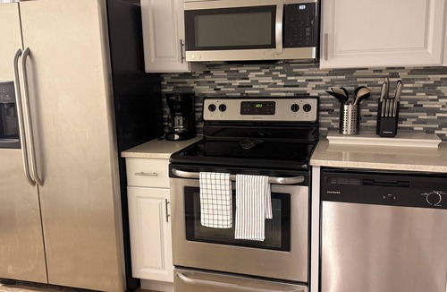 Southside House | Stylish 2BR Townhouse - Near Hospitals, Dining & Hwy