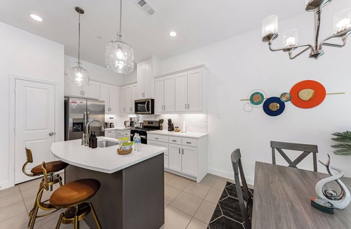Lewisville House | Stylish Arcade Stay EV Central