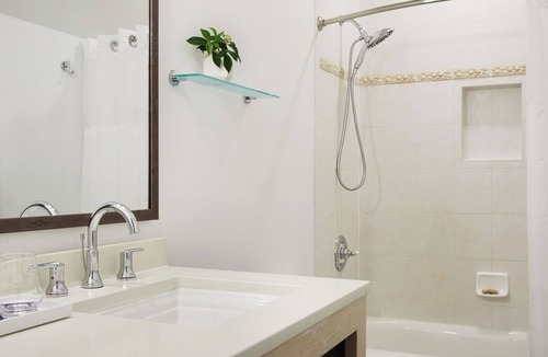 Key West Hotel | Stylish Beach Stay in Key West | Onsite Outdoor Pool | Pet Friendly | Parking