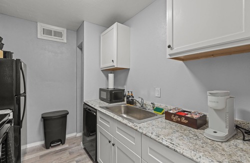 Dallas Apartment | Stylish & Comfy | King Bed | Near Love Field | DT
