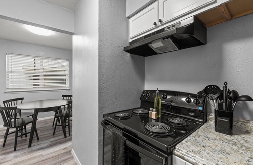Dallas Apartment | Stylish & Comfy | King Bed | Near Love Field | DT