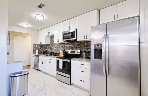 Farmers Branch House | Stylish Dallas Retreat - Sleeps 14 - Game Room + Prime Location near Galleria